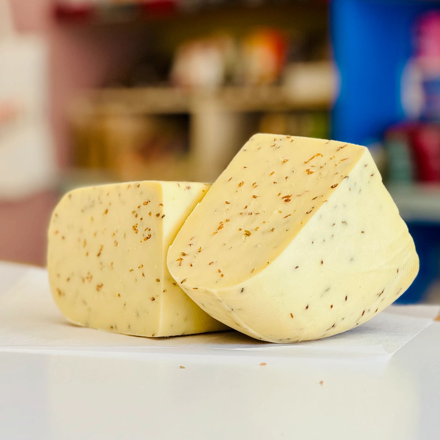 Queso Gouda Con Tomate Y Aceitunas