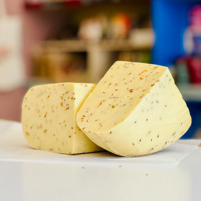 Queso Gouda Con Tomate Y Aceitunas